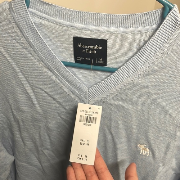 Abercrombie and Fitch v neck - Picture 2 of 2